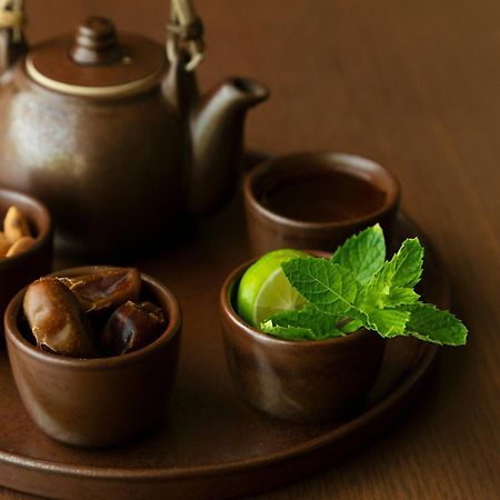 Al Bustan Palace, A Ritz-Carlton Hotel Muskat Eksteriør bilde A Japanese tea set