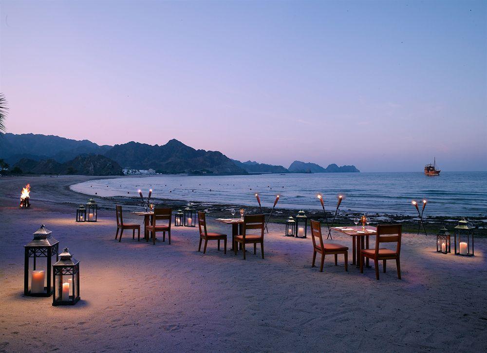 Al Bustan Palace, A Ritz-Carlton Hotel Muskat Eksteriør bilde Beachfront dining at The Shore