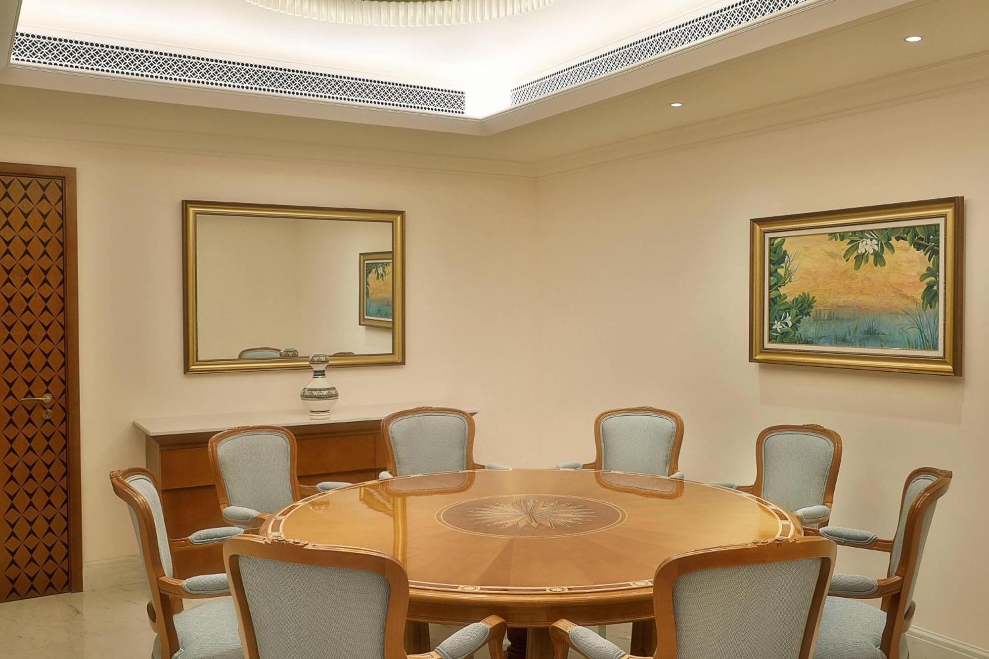 Al Bustan Palace, A Ritz-Carlton Hotel Muskat Eksteriør bilde A meeting room at the residence of the Ambassador of India to the United States