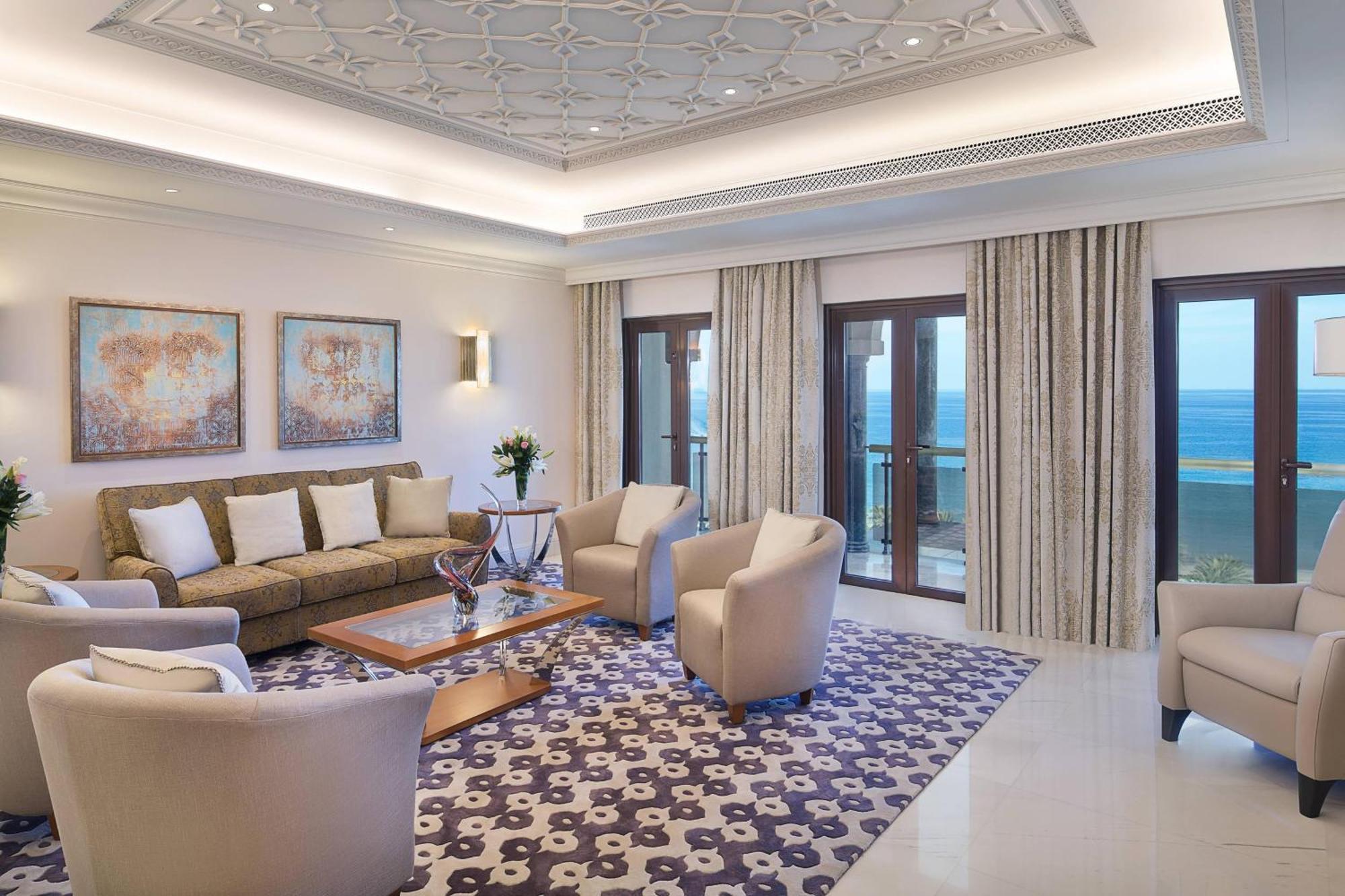 Al Bustan Palace, A Ritz-Carlton Hotel Muskat Eksteriør bilde A living room at the Ritz-Carlton, DIFC