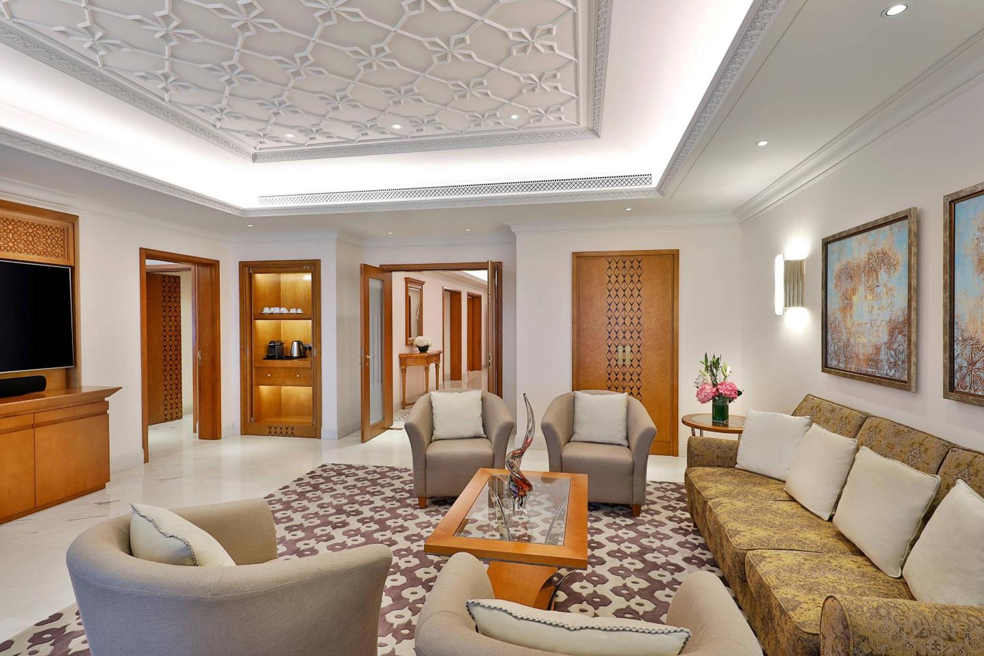 Al Bustan Palace, A Ritz-Carlton Hotel Muskat Eksteriør bilde A suite at the Jumeirah Emirates Towers Hotel