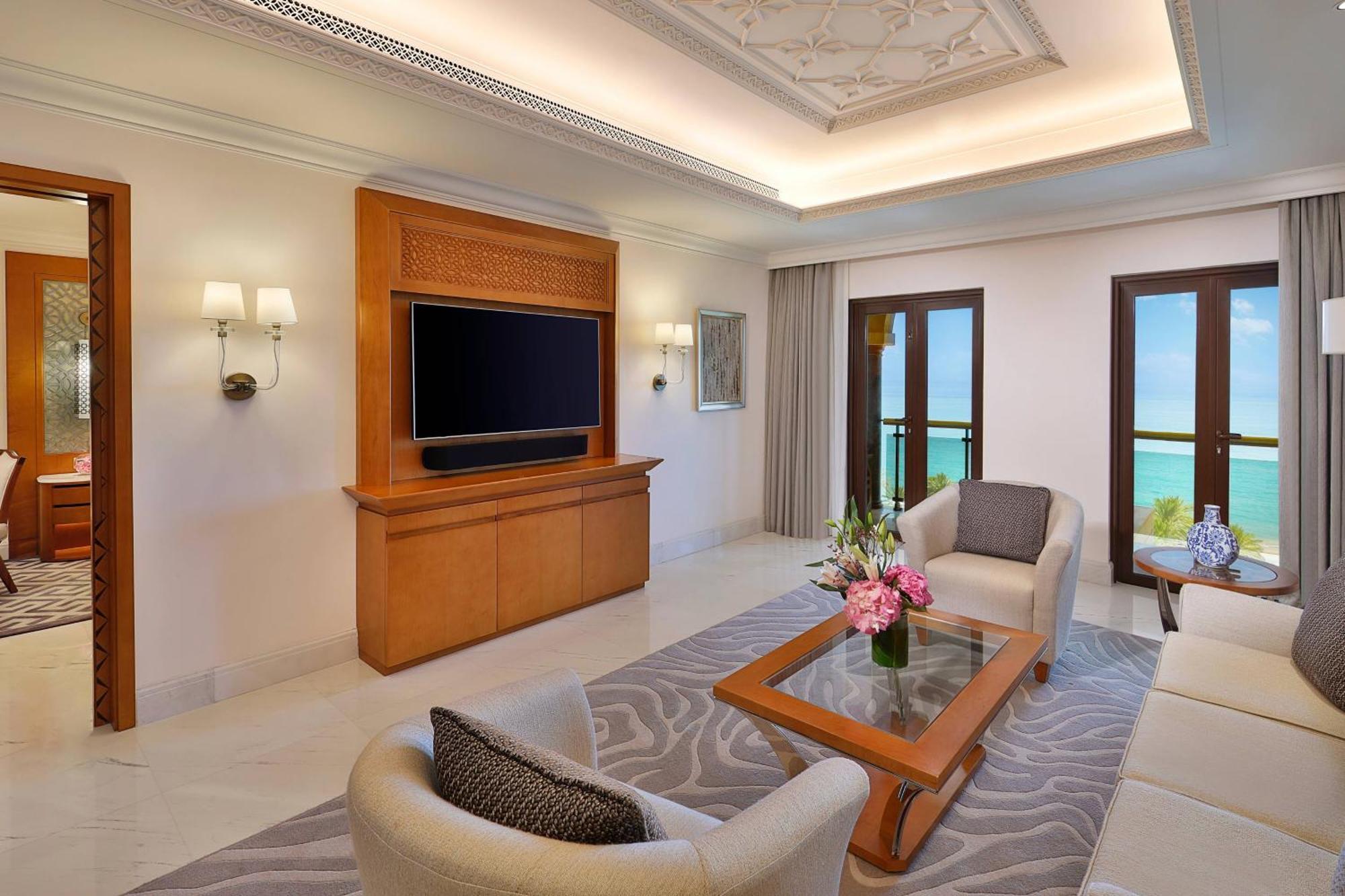 Al Bustan Palace, A Ritz-Carlton Hotel Muskat Eksteriør bilde Living room of a suite