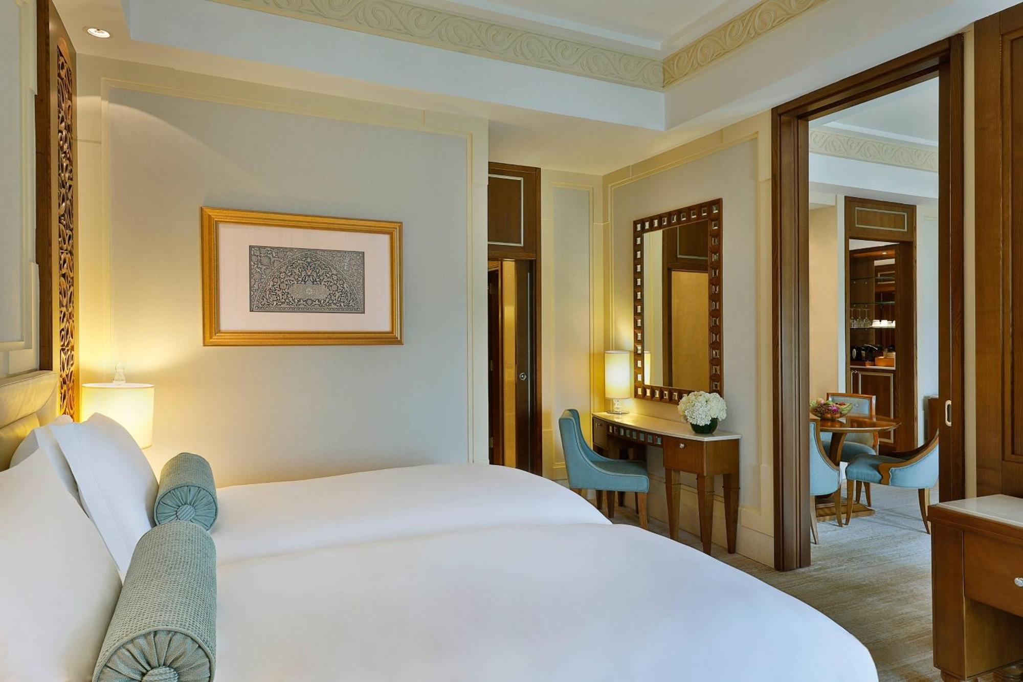 Al Bustan Palace, A Ritz-Carlton Hotel Muskat Eksteriør bilde A bedroom at the Jumeirah Emirates Towers Hotel