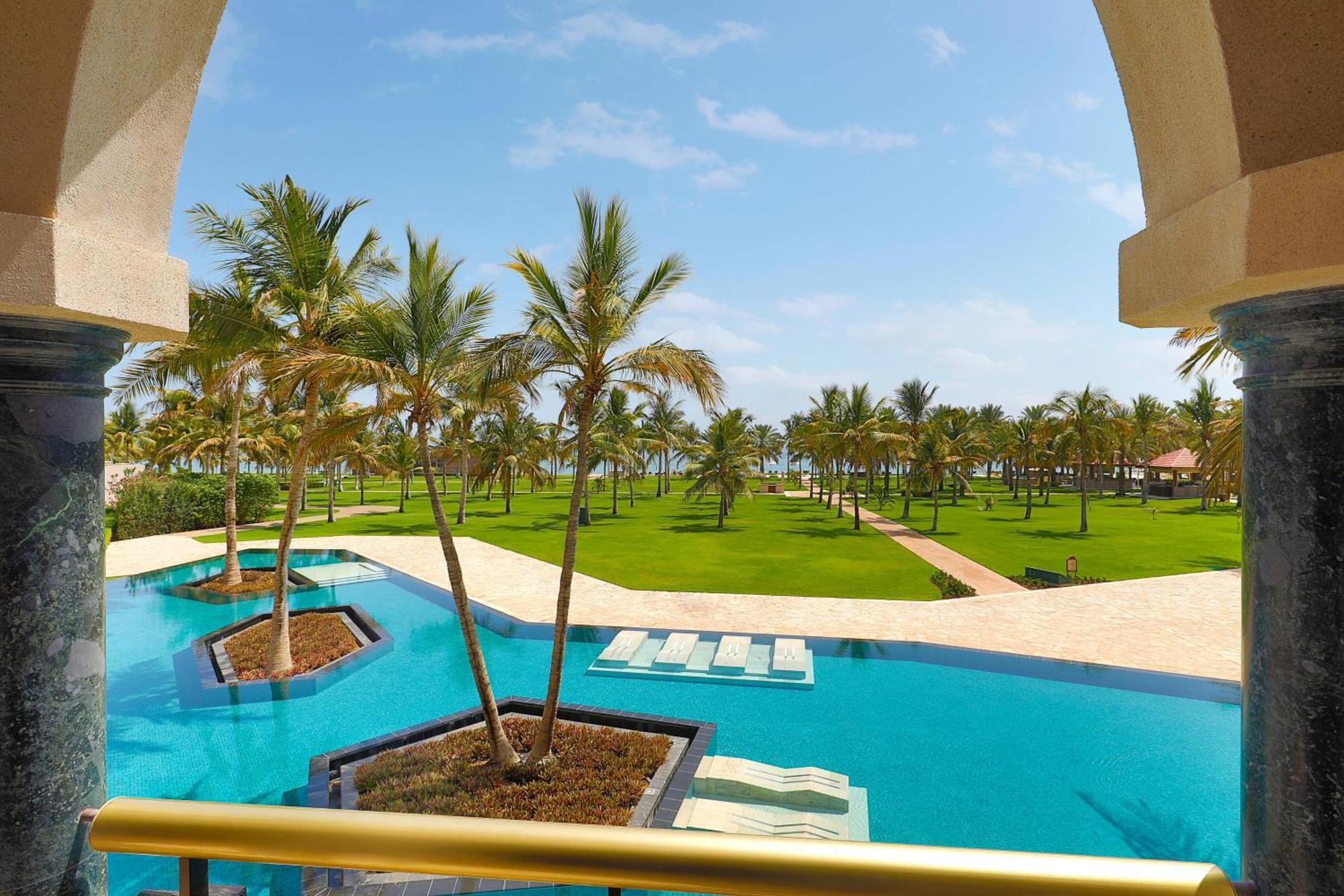 Al Bustan Palace, A Ritz-Carlton Hotel Muskat Eksteriør bilde The pool at the resort