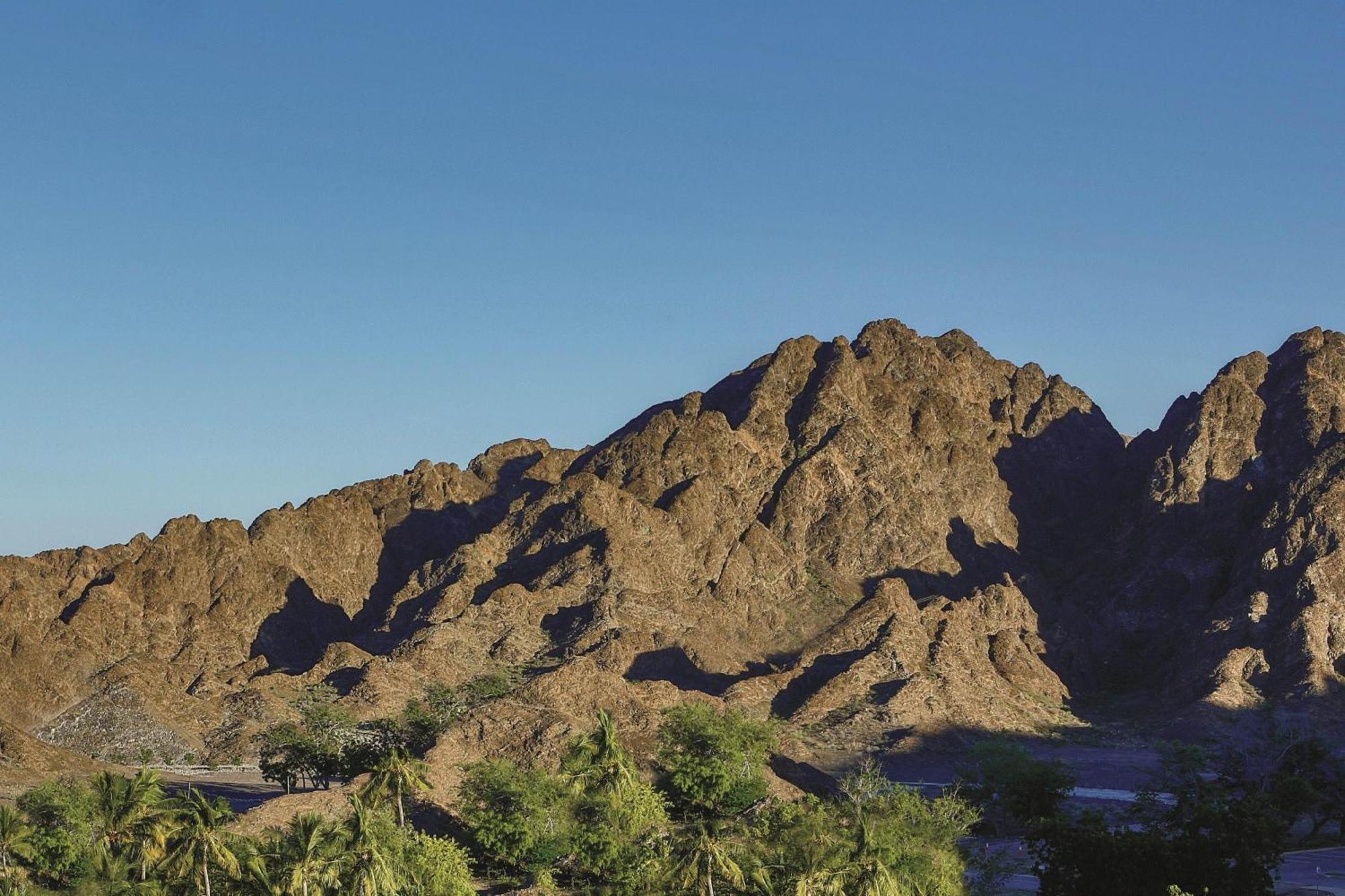 Al Bustan Palace, A Ritz-Carlton Hotel Muskat Eksteriør bilde The Superstition Mountains