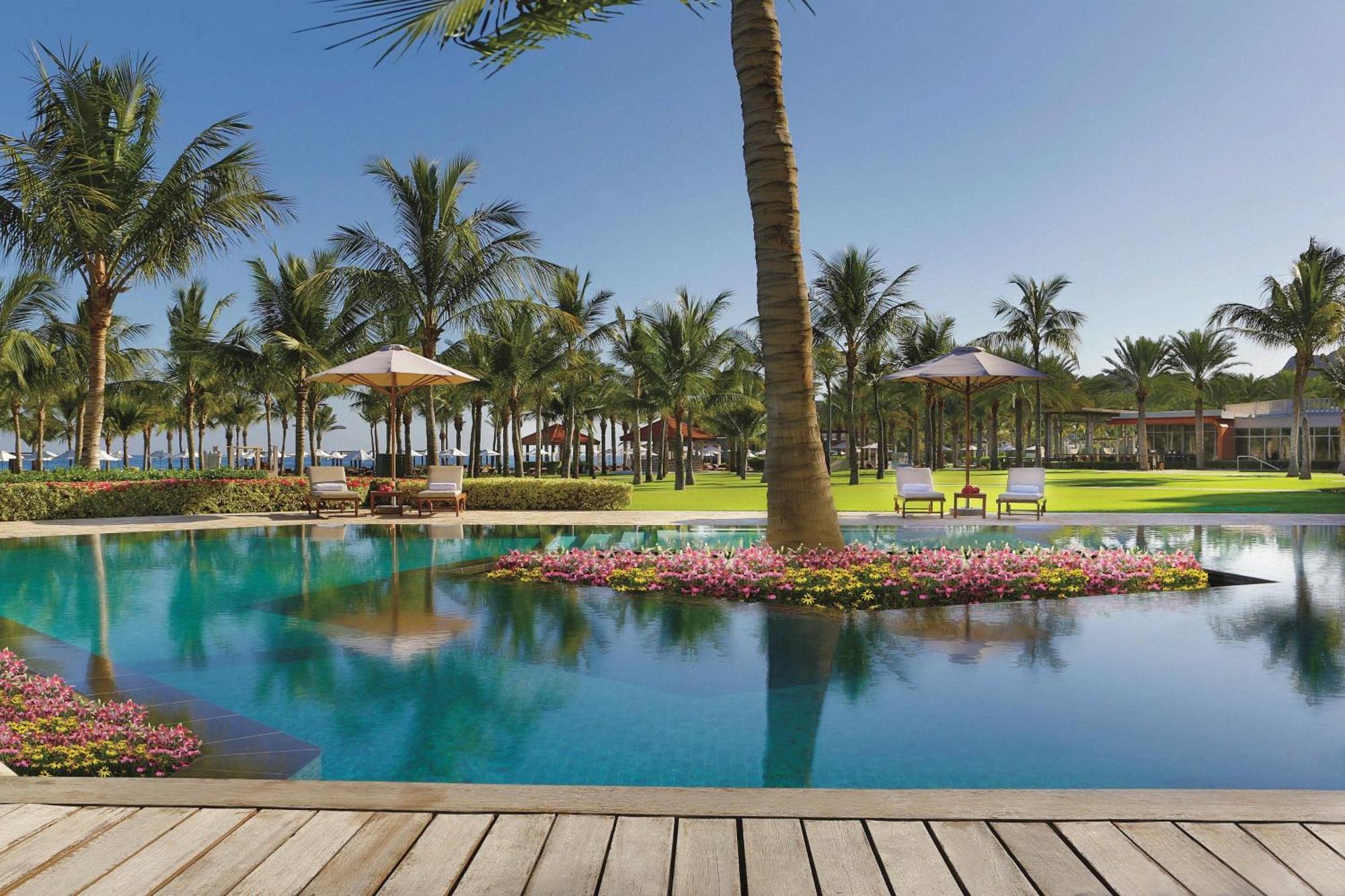 Al Bustan Palace, A Ritz-Carlton Hotel Muskat Eksteriør bilde The pool at the Four Seasons Resort