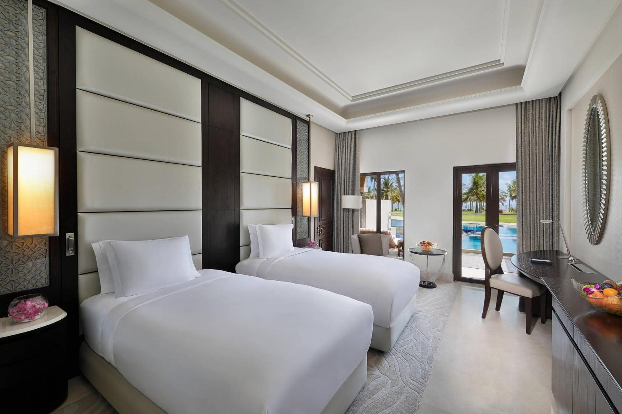 Al Bustan Palace, A Ritz-Carlton Hotel Muskat Eksteriør bilde Deluxe Pool Access Room