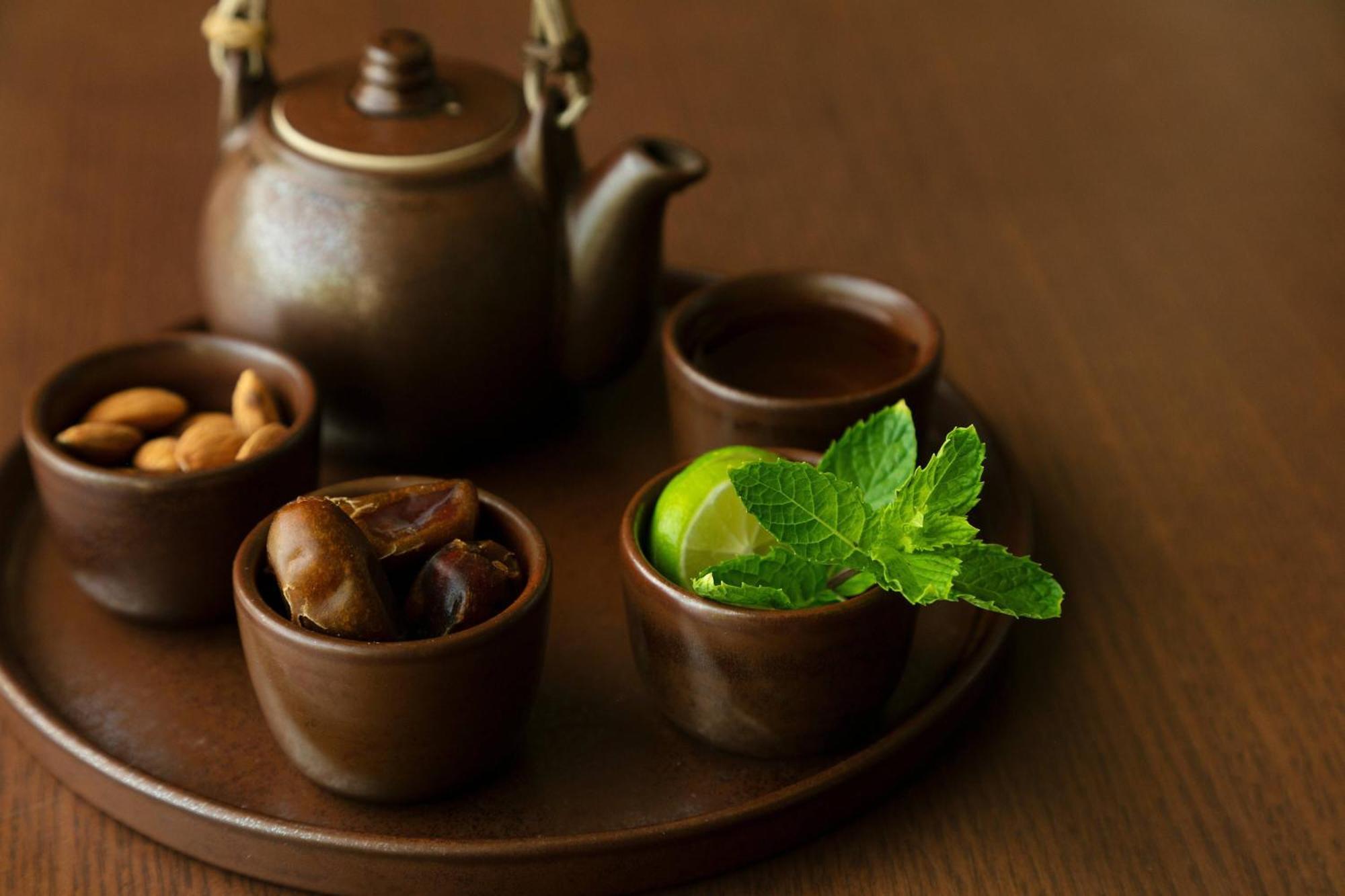 Al Bustan Palace, A Ritz-Carlton Hotel Muskat Eksteriør bilde A Japanese tea set