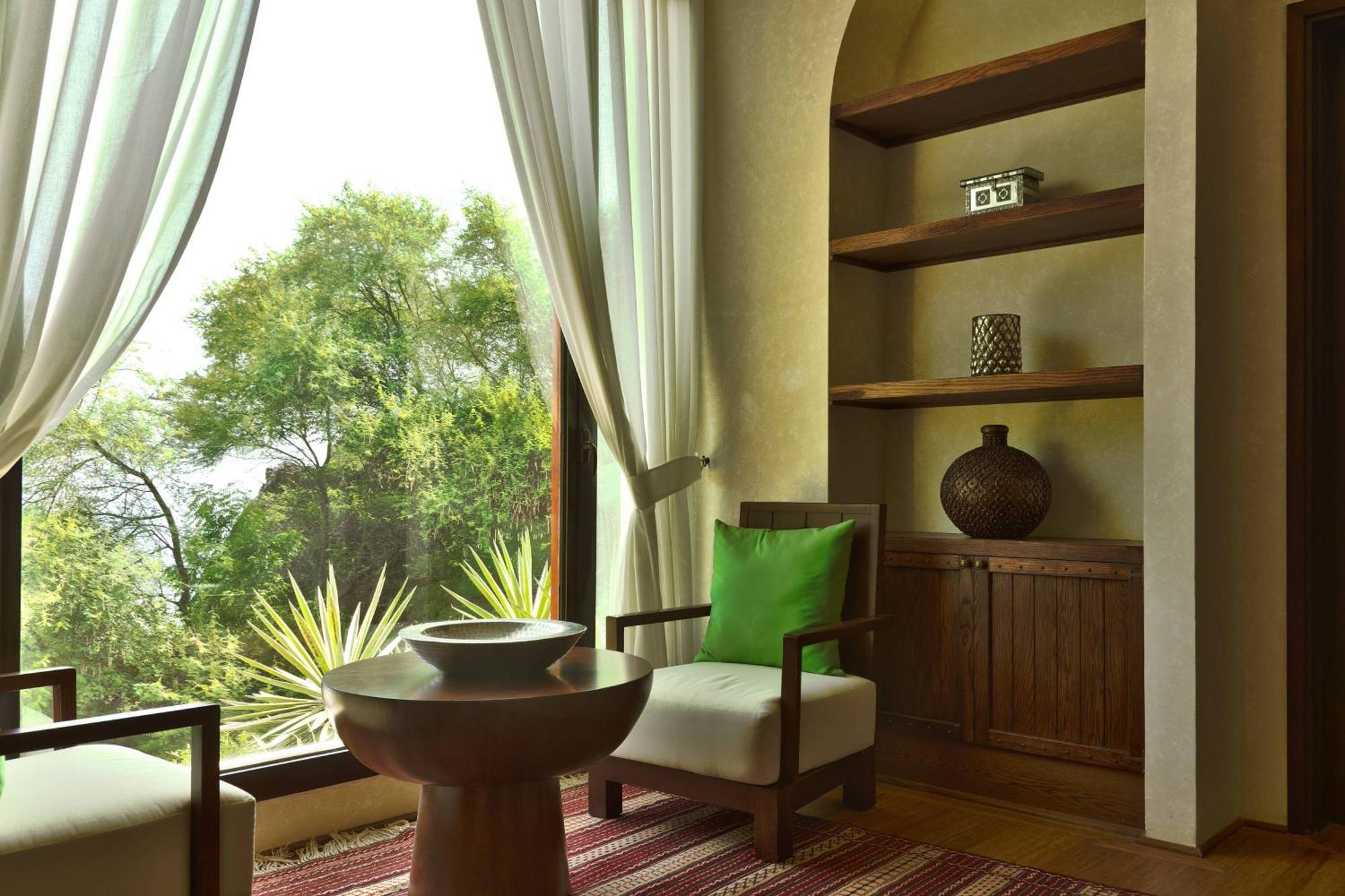 Al Bustan Palace, A Ritz-Carlton Hotel Muskat Eksteriør bilde A room designed in Maya