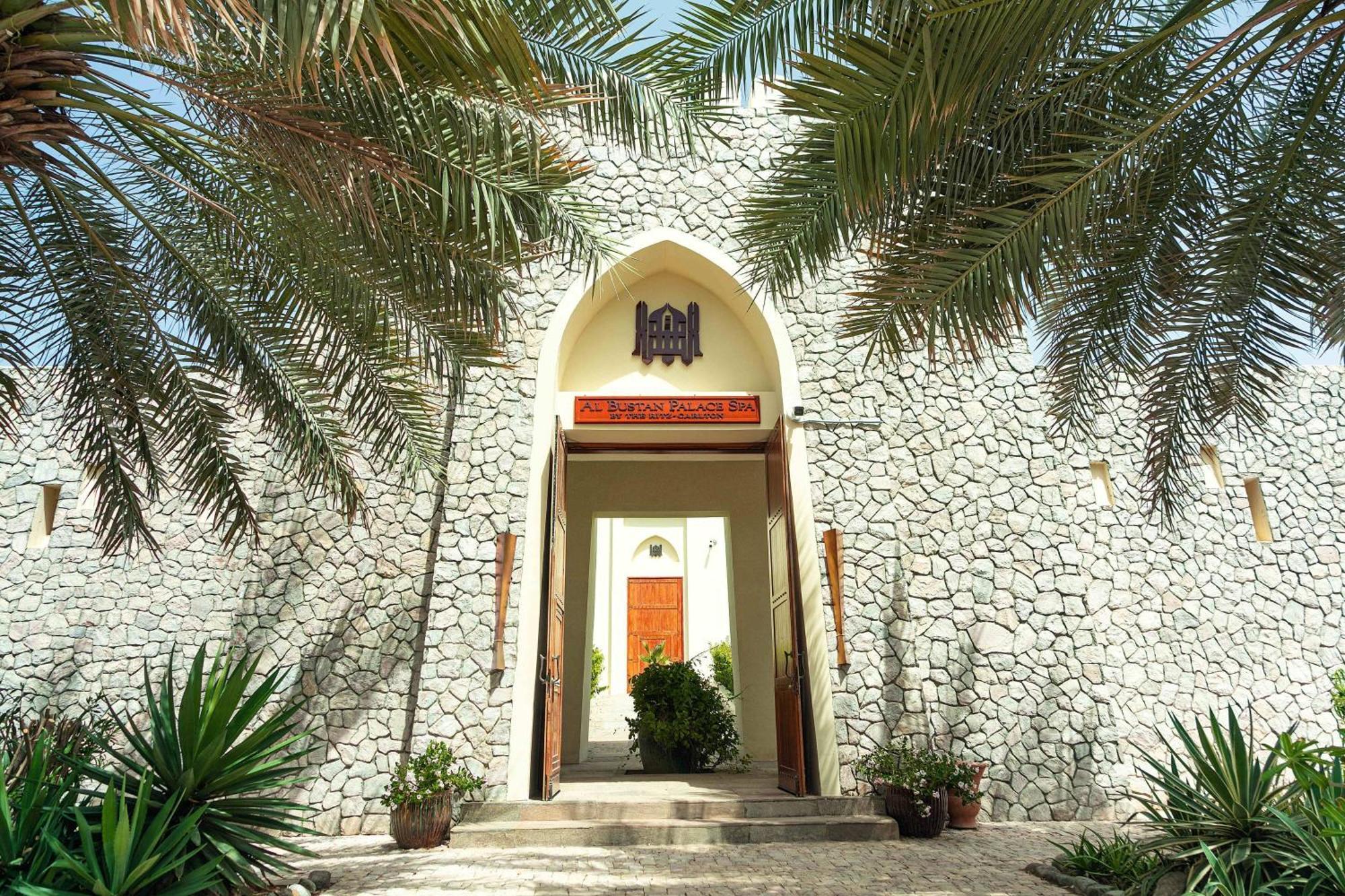 Al Bustan Palace, A Ritz-Carlton Hotel Muskat Eksteriør bilde The entrance of the museum