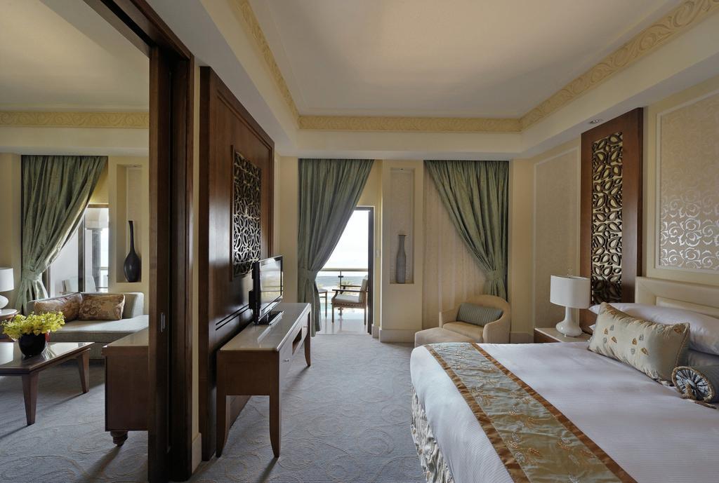 Al Bustan Palace, A Ritz-Carlton Hotel Muskat Rom bilde A guest room at the Jumeirah Emirates Towers Hotel