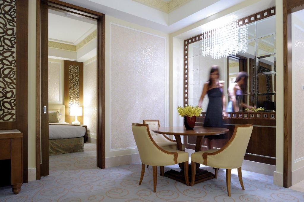 Al Bustan Palace, A Ritz-Carlton Hotel Muskat Rom bilde A suite at the Four Seasons Hotel, London